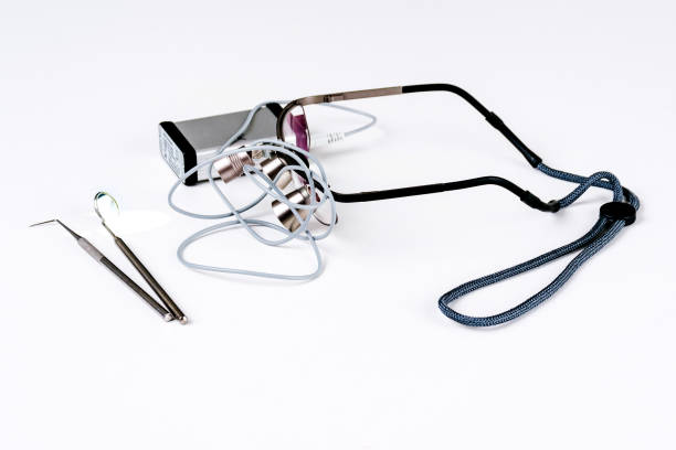 白いテーブルの上の歯科用具と眼鏡 - table optical instrument metal steel ストックフォトと画像
