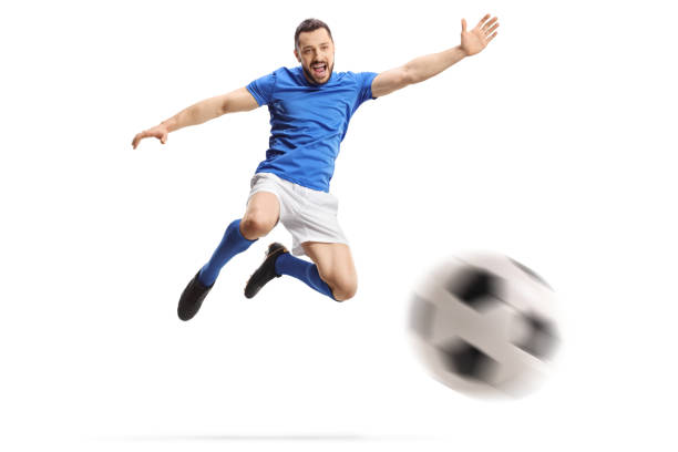 futbolista realizando una volea con una pelota de fútbol - volley kick fotografías e imágenes de stock