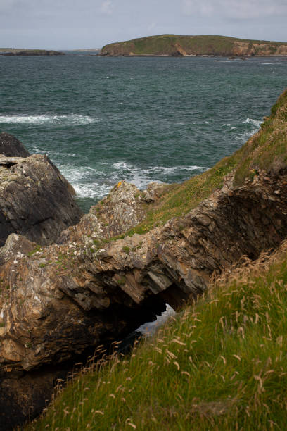 Vagues bleu-vert s’écrasant contre les falaises près de Clifden, Irlande - Photo