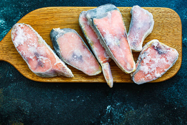 buz hızlı dondurma pembe somon biftek dondurulmuş çiğ balık deniz ürünleri. gıda arka plan üst görünüm kopya alanı organik sağlıklı beslenme diyet pescetarian - pembe somon stok fotoğraflar ve resimler