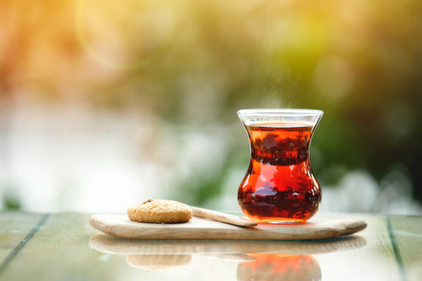 tè turco a istanbul - glass tea herbal tea cup foto e immagini stock