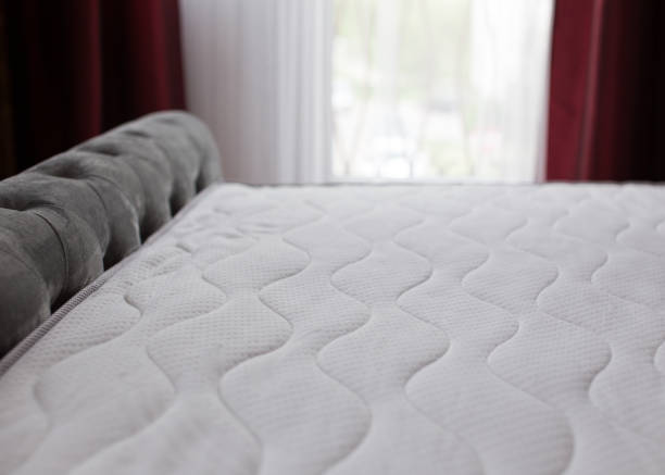 mattress on the bed - bedding merchandise market textile imagens e fotografias de stock