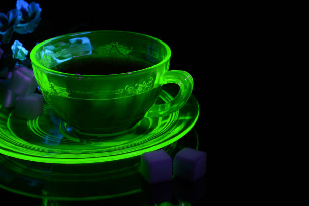 uran glas teetasse - u stock-fotos und bilder