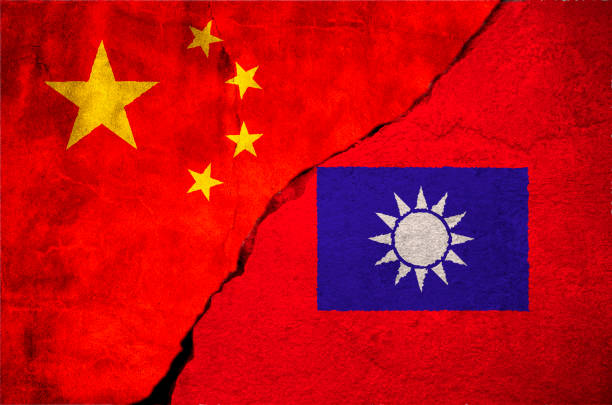 中国と台湾の国旗を掲げた壁の質感がひび割れ、困難な国際関係を示唆 - 台湾 ストックフォトと画像