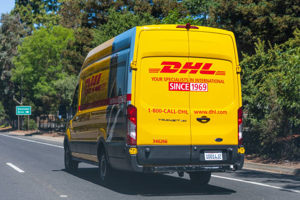 dhl van driving on the freeway - driving delivery van global business dhl imagens e fotografias de stock