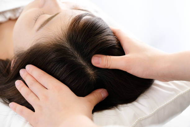 Woman receiving a scalp massage and the practitioner's hand Woman receiving a scalp massage and the practitioner's hand pressure point photos stock pictures, royalty-free photos & images