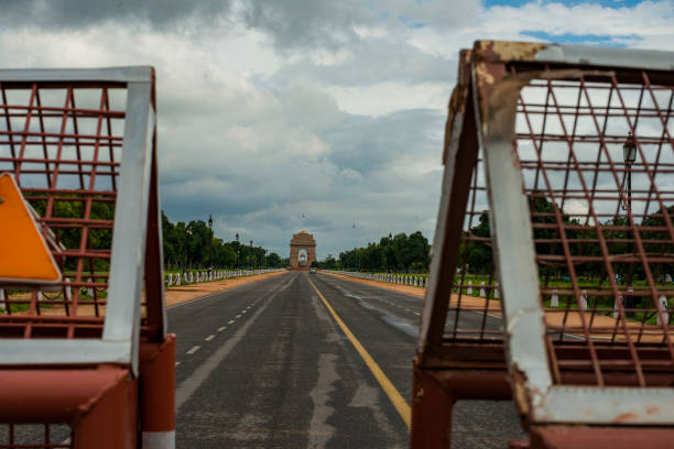 india gate e nuvola - india new delhi architecture monument foto e immagini stock