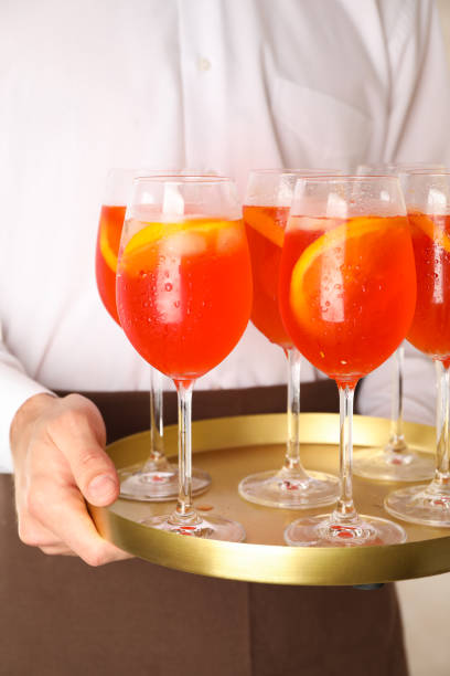 plateau de fixation de serveur avec cocktail de spritz d’aperol. boisson d’été - waiter butler champagne tray photos et images de collection
