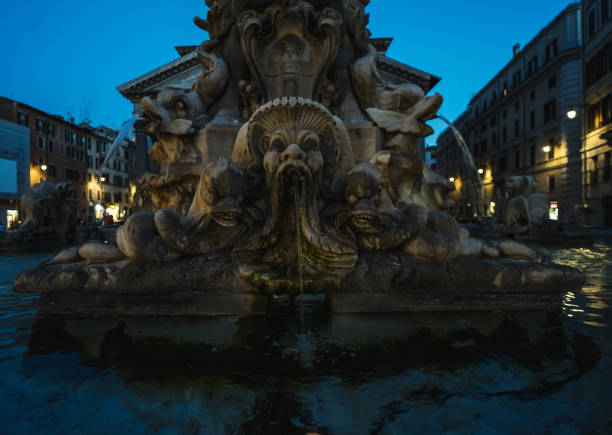 świątynia panteonu w rzymie: fontanna na placu miejskim - ancient rome rome fountain pantheon rome zdjęcia i obrazy z banku zdjęć