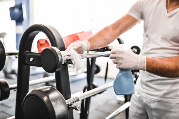 higiene na academia é importante durante a pandemia do coronavírus - gym weight bench exercising weights - fotografias e filmes do acervo