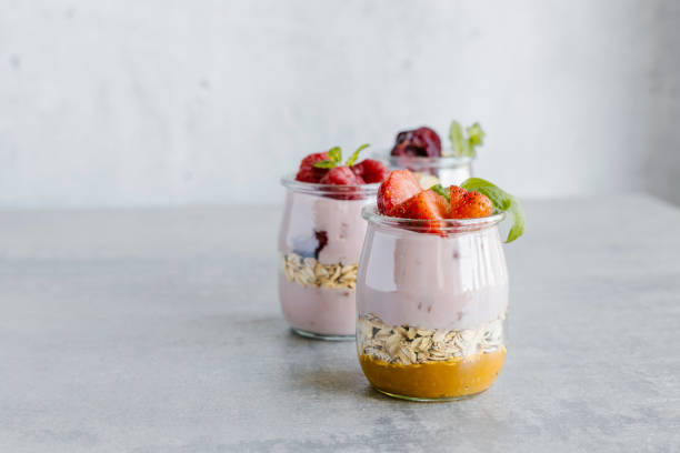 joghurt mit müsli und beeren. - jar oatmeal granola glass stock-fotos und bilder