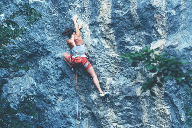 kobieta wspina się na skałę. - muscular build rock climbing mountain climbing women zdjęcia i obrazy z banku zdjęć