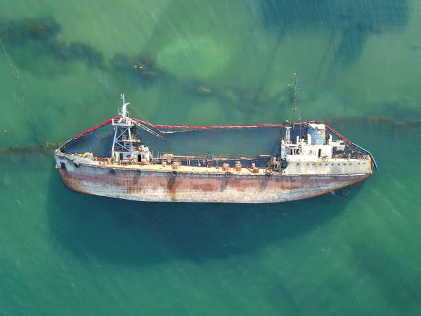 het gezonken schip, het schip liep aan de grond. luchtfoto vanaf de drone - iron sheik stockfoto's en -beelden