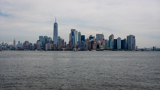 ハドソン川の向こうから見たマンハッタンのミッドタウンのスカイラインとモダンなオフィスビル 画像 アメリカ合衆国のストックフォトや画像を多数