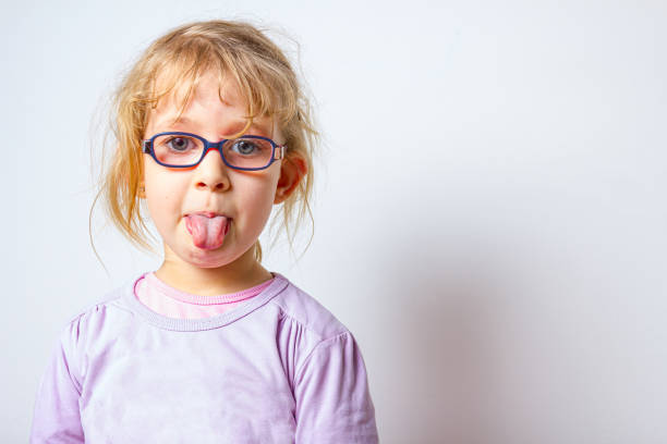メガネを使った面白くて陽気な甘い少女の肖像画 - preschooler caucasian one person part of ストックフォトと画像