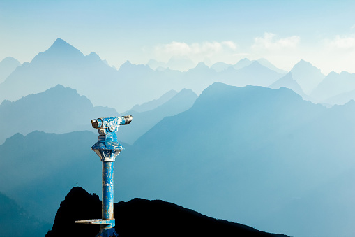 Binoculares públicos y siluetas de montaña al amanecer. Previsión y visión de nuevos conceptos de negocio e ideas creativas. Alpes, Allgau, Baviera, Alemania. photo