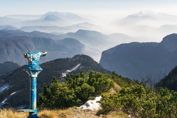 binocolo pubblico e sagome di montagna all'alba. lungimiranza e visione per nuovi concetti di business e idee creative. alpi, trentino, alto adige, italia. - horizon observatory foto e immagini stock