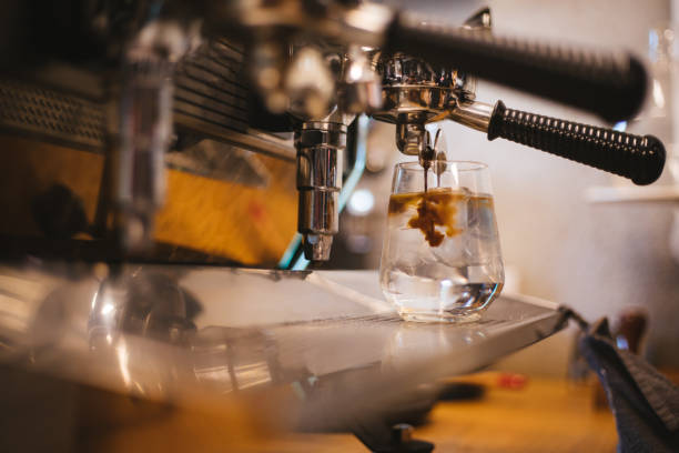 espresso vertiendo en vidrio lleno de hielo - ice machine fotografías e imágenes de stock