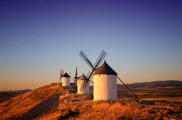 コンスエグラは、歴史的な風車のために有名なカスティーリャ・ラ・マンチャのスペイン地方のリリュルの町です - カスティーリャラマンチャ ストックフォトと画像