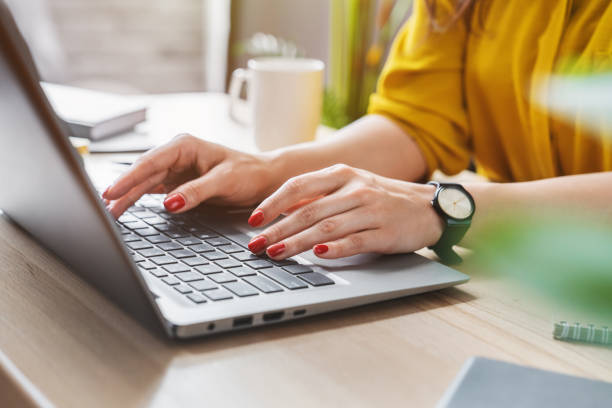 imagen recortada de la mujer de negocios trabaja a mano computadora portátil en la oficina en casa - typing fotografías e imágenes de stock