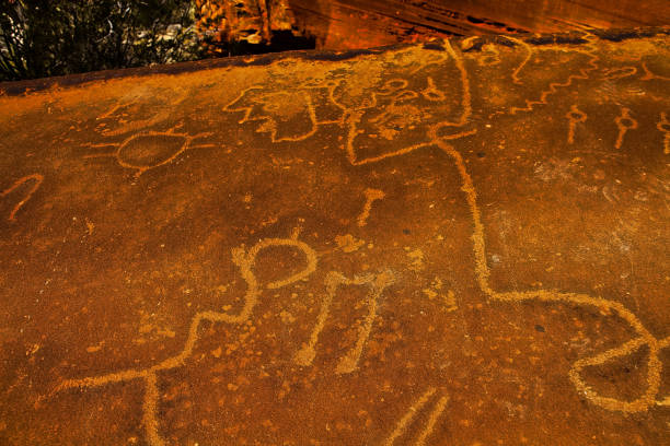 petroglyphes amérindiens antiques sur la roche de grès dans la zone nationale de conservation de parc d’état de red rock canyon. - north american tribal culture photography color image horizontal photos et images de collection