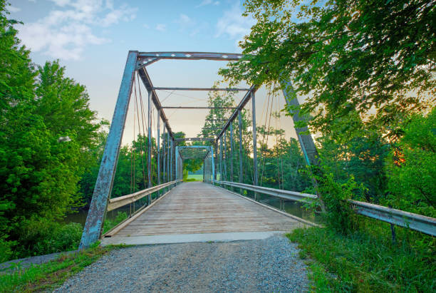 bridge-buttler bridge-built en 1903-miami county indiana-288 pies de largo sobre el río eel - buttler fotografías e imágenes de stock