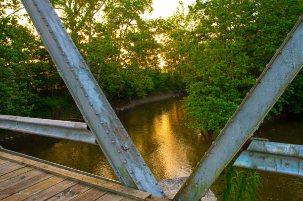 bridge-buttler bridge-built en 1903-miami county indiana-288 pies de largo sobre el río eel - buttler fotografías e imágenes de stock