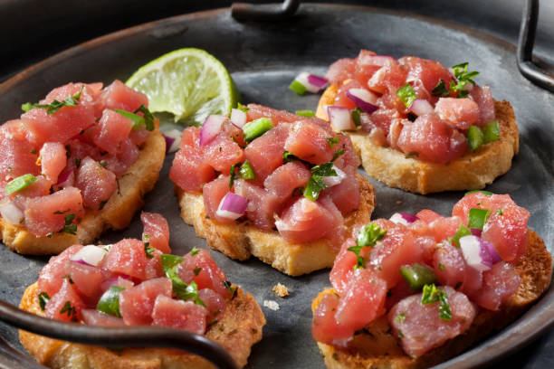tartare di tonno ahi su crostini tostato - tuna steak fillet food plate foto e immagini stock