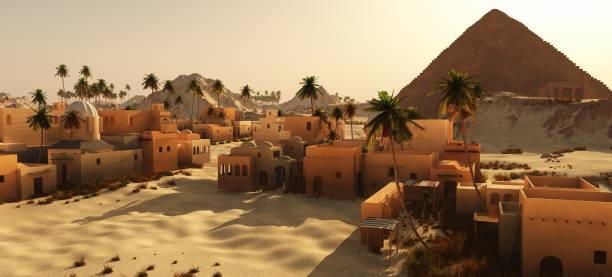 Piccola città araba nel deserto vicino a una grande piramide - foto stock