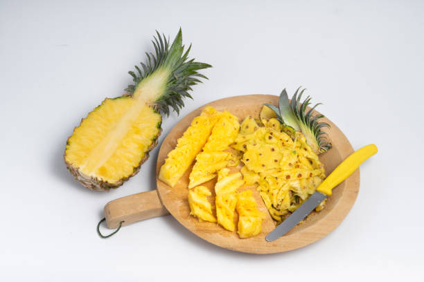 całe świeże owoce ananasowe i kawałki do krojenia na białym tle - pineapple sour taste full tropical climate zdjęcia i obrazy z banku zdjęć
