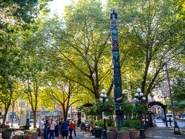 Native American Totem in Seattle Washington State USA Tribal artifacts and statue to Chief Seattle after whom the city was named. Seattle on the Puget Sound  became a commercial centre and a gateway to Alaska during the Klondike Gold Rush. The city became a technology hub in the 1980s. bainbridge island stock pictures, royalty-free photos & images