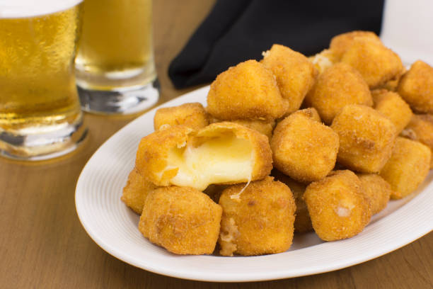 tradicional queijo provolone de comida de pub brasileira em migalhas de pão chamada provolone a milanesa com uma aberta em uma mesa de madeira perto - provolone - fotografias e filmes do acervo