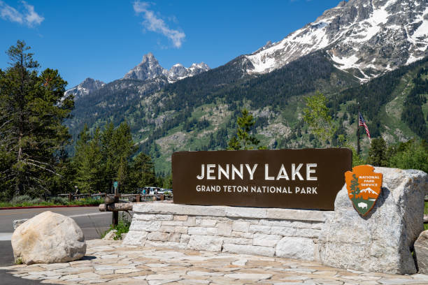 signez pour jenny lake, un lac pittoresque célèbre avec un centre de visiteurs à l’intérieur du parc national - lac jenny photos et images de collection