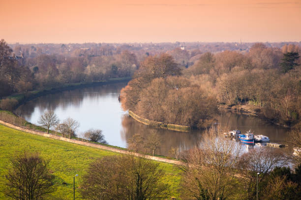 vista do campo do terraço em richmond hill com vista para o rio tâmisa - richmond upon thames - fotografias e filmes do acervo