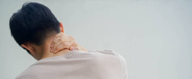 cerrar joven utilizar la mano para masajear en el cuello para aliviar el síntoma de dolor de cuello después de trabajo duro para el entrenamiento para las personas de cuidado de la salud y concepto de estilo de vida - neck pain fotografías e imágenes de stock
