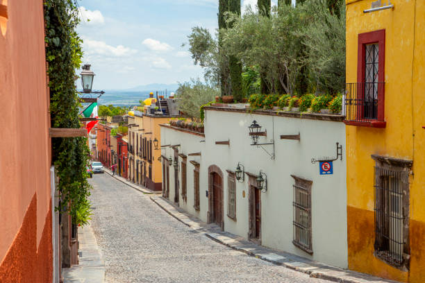 улица в сан-мигель-де-альенде, гуанахуато, мексика - mexico san miguel de allende wall road стоковые фото и изображения