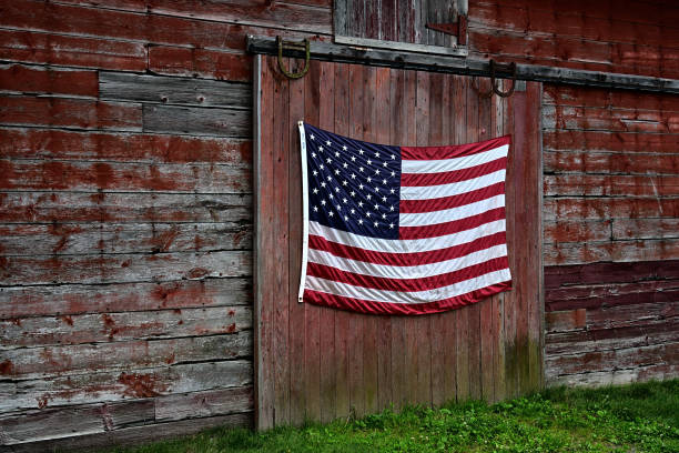 bandiera sul fienile - barn red old door foto e immagini stock