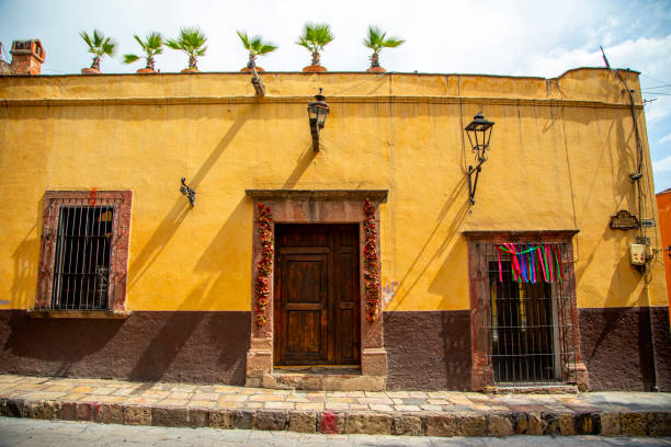 strada a san miguel de allende, guanajuato, messico - mexico san miguel de allende wall road foto e immagini stock