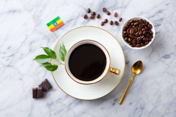 tazza di caffè con bandiera etiope su tavolo di marmo. vista dall'alto. - black coffee drink chocolate coffee foto e immagini stock