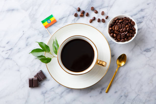 대리석 테이블에 에티오피아 국기와 커피 한 잔. 맨 위 보기입니다. - ethiopian coffee 뉴스 사진 이미지