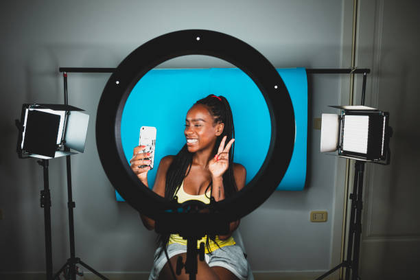 millennial influencer streaming en videokonferens live på hennes sociala kanaler - påverkare bildbanksfoton och bilder