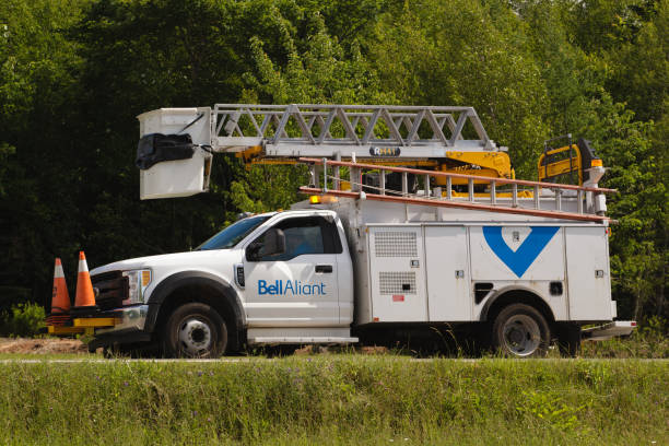 bell aliant utility truck - maintenance engineer fuel and power generation cherry picker electricity fotografías e imágenes de stock