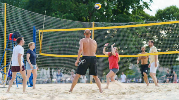 voleibol de playa - volleyball volleying human hand men fotografías e imágenes de stock