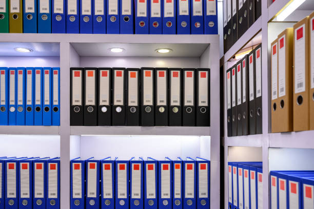 estante con aglutinantes de colores - legal system filing documents data warehouse fotografías e imágenes de stock