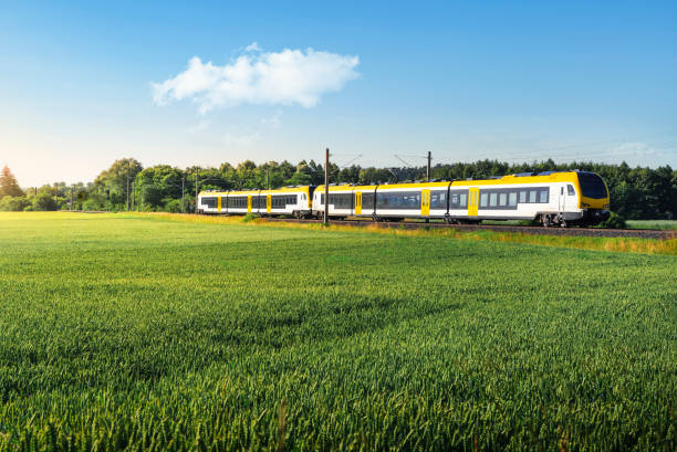 ドイツの旅客列車が動いています。黄色い電車旅行 - train public transportation passenger train locomotive ストックフォトと画像