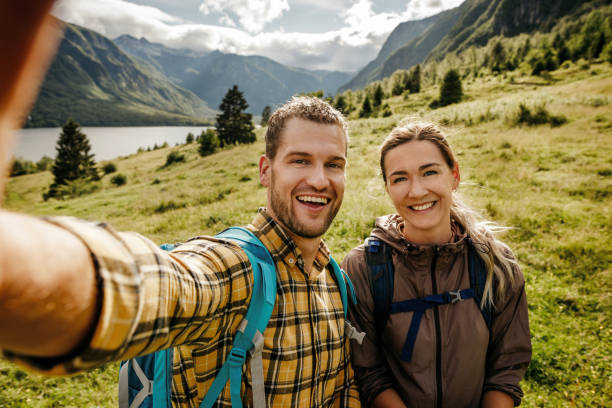 giovane coppia avventurosa che fa un selfie - lake bohinj foto e immagini stock