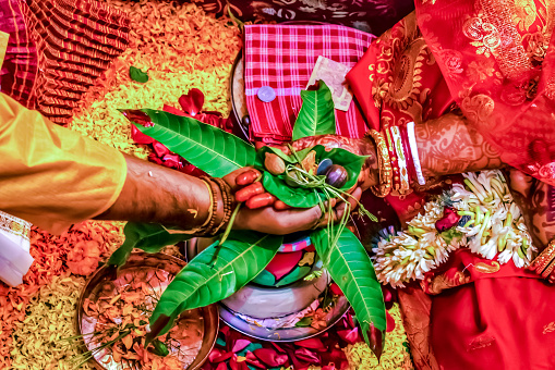 According to Hindu scriptures, when the bride and groom put their hands on each other's hands to unite their souls, according to the scriptures, from that moment on, the two bodies become one soul.