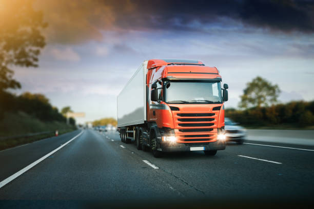 transporte de tráfico en movimiento de camiones en autopista en movimiento - m1 fotografías e imágenes de stock