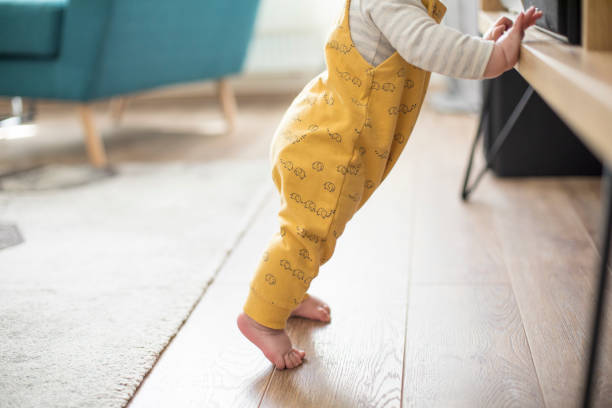 первые шаги ребенка - steps baby standing walking стоковые фото и изображения