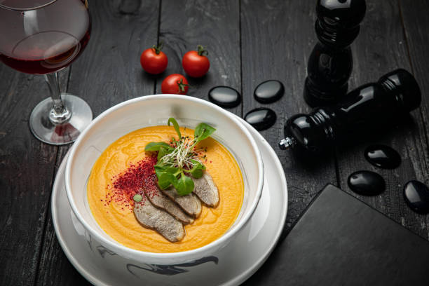 soupe en purée de citrouille avec de la viande de canard dans une assiette blanche - 2997 photos et images de collection